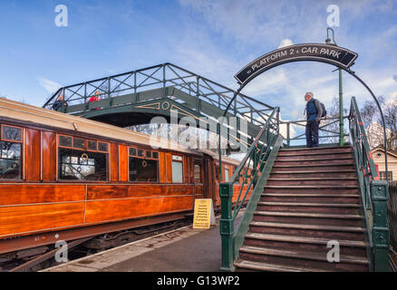 Passerella e carrozza ferroviaria a Pickering stazione ferroviaria, North Yorkshire, Inghilterra, Regno Unito. Modello di rilascio disponibili per l'uomo... Foto Stock