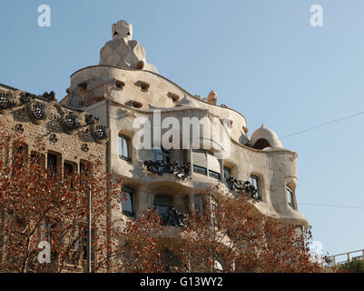 Casa Milà, popolarmente conosciuta come 'La Pedrera' (la pietra di cava), costruito tra il 1906 e il 1912 di Antoni Gaudì a Barcellona Foto Stock