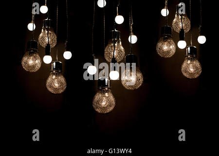 Lampadina della luce su uno sfondo scuro concetto idee Foto Stock