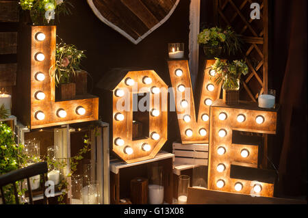 Lettere di amore con le luci all'interno di studio Foto Stock