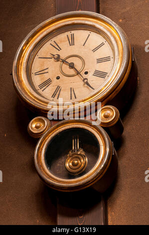 Vintage orologio da parete con pendolo Foto Stock