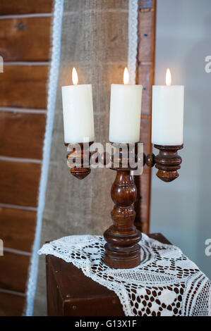 Retrò candelabro in legno con candele sul tavolo Foto Stock