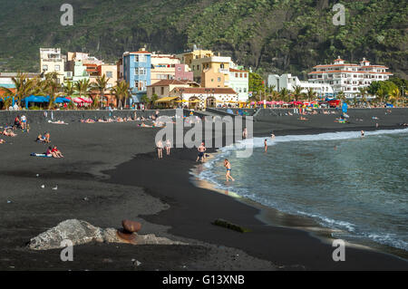 La spiaggia e la passeggiata lungomare di Puerto de Tazacorte su La Palma, una delle isole Canarie, Spagna Foto Stock