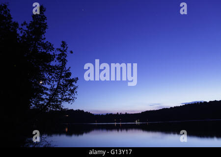 Paesaggio notturno su un lago in Western Vermont a stella con sentieri e una lunga scia di luce dalla ISS stazione spaziale. Foto Stock