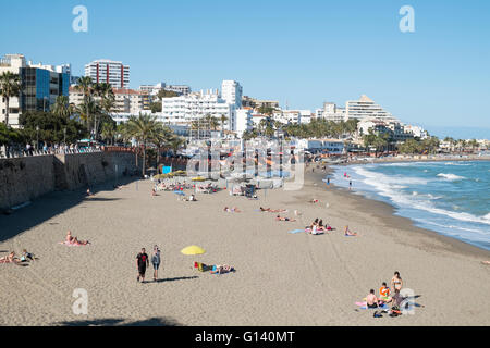 Spiaggia di Benalmadena Costa, Costa del Sol, Andalusia, Spagna Foto Stock