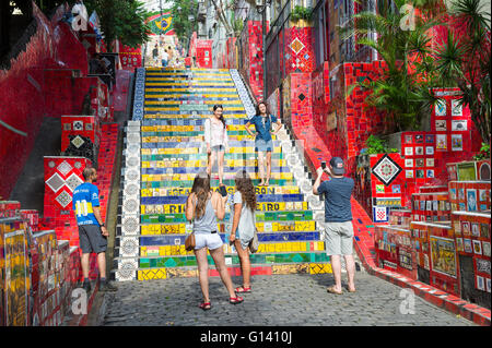 RIO DE JANEIRO - MARZO 29, 2016: turisti visitano le colorate piastrelle a mosaico nella famosa Escadaria Selaron Selaron (passaggi). Foto Stock