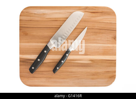 Coltelli da cucina sul bordo di taglio. Isolato su bianco. Foto Stock