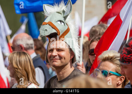 Anti dimostrazione del Governo a Varsavia in Polonia. Il 7 maggio, 2016. La manifestazione organizzata a Varsavia in Polonia dal KOD (Comitato per la Difesa della Democrazia) riunito 240.000 persone. È stata la più grande manifestazione in Polonia dopo la caduta del comunismo. Il cavallo del costume è qui da ricordare sui cavalli da Janow Podlaski stud dove mano management realizzato dal polacco governo di destra ha causato la morte di alcuni molto prezioso mares. Credito: Marcin Jamkowski avventura/foto/Alamy Live News Foto Stock