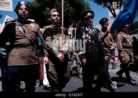 Gerusalemme, Israele. 8 maggio 2016. Parenti di veterani russi israeliani della seconda guerra mondiale con un veterano ebraico della seconda guerra mondiale sovietica con medaglie incappate nella sua vecchia uniforme che prendono parte a una sfilata in onore di 71 anni dalla vittoria degli alleati sulla Germania nazista nella seconda guerra mondiale, nel centro di Jerusalem Credit: Eddie Gerald/Alamy Live News Foto Stock