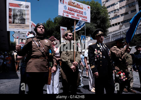 Gerusalemme, Israele. 8 maggio 2016. Parenti di veterani russi israeliani della seconda guerra mondiale con un veterano ebraico della seconda guerra mondiale sovietica con medaglie incappate nella sua vecchia uniforme che prendono parte a una sfilata in onore di 71 anni dalla vittoria degli alleati sulla Germania nazista nella seconda guerra mondiale, nel centro di Jerusalem Credit: Eddie Gerald/Alamy Live News Foto Stock