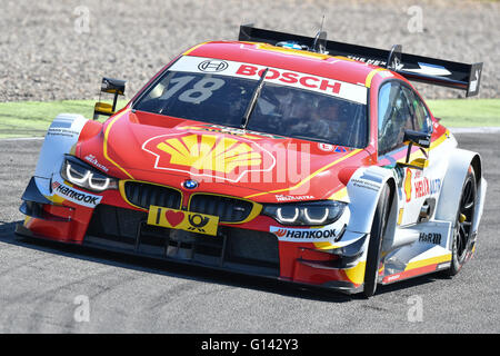 Hockenheim, Germania. 08 Maggio, 2016. Il pilota brasiliano della Bmw Augusto Farfus MTEK Team con la sua BMW M4 in azione durante una sessione di formazione per la seconda gara del German Touring Car Masters (DTM) di Hockenheim, in Germania, 08 maggio 2016. Foto: UWE ANSPACH/dpa/Alamy Live News Foto Stock