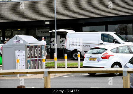 Legno di betulla, Warrington, Cheshire, Regno Unito 8 Maggio, 2016. Un incidente in legno di betulla rail station ha chiuso la linea tra Manchester e Liverpool. Vi è stata una fatalità sulla linea e di trasporto di ricambio viene messo su da la rampa di franchising. La polizia e le ambulanze sono presenti. Credito: Mathew Monteith/Alamy Live News Foto Stock