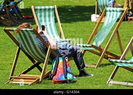 Londra, Regno Unito. 8 maggio 2016. Calda Estate Meteo porta la gente fuori a prendere il sole nella sdraio in St James Park a Londra, Inghilterra Credito: Paul Brown/Alamy Live News Foto Stock