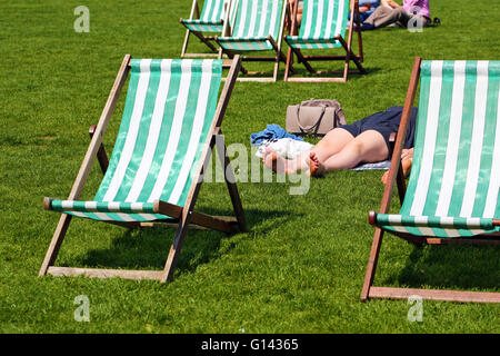 Londra, Regno Unito. 8 maggio 2016. Calda Estate Meteo porta la gente fuori a prendere il sole nella sdraio in St James Park a Londra, Inghilterra Credito: Paul Brown/Alamy Live News Foto Stock