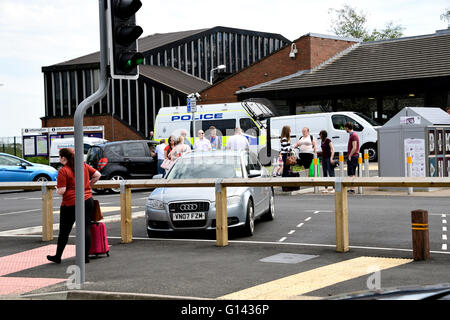 Legno di betulla, Warrington, Cheshire, Regno Unito 8 Maggio, 2016. Un incidente in legno di betulla rail station ha chiuso la linea tra Manchester e Liverpool. Vi è stata una fatalità sulla linea e di trasporto di ricambio viene messo su da la rampa di franchising. La polizia e le ambulanze sono presenti. Credito: Mathew Monteith/Alamy Live News Foto Stock