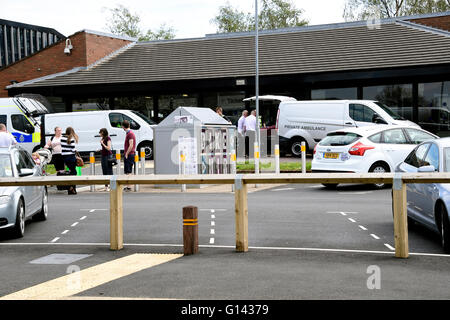 Legno di betulla, Warrington, Cheshire, Regno Unito 8 Maggio, 2016. Un incidente in legno di betulla rail station ha chiuso la linea tra Manchester e Liverpool. Vi è stata una fatalità sulla linea e di trasporto di ricambio viene messo su da la rampa di franchising. La polizia e le ambulanze sono presenti. Credito: Mathew Monteith/Alamy Live News Foto Stock