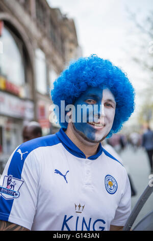 Il Leicester City, Inghilterra, 7 maggio 2016. Il titolo è in parte una rotazione completa di tutto il Leicester City dopo il risultato sorprendente vincendo la Premier League 2015/2016. Atmosfera di festa in tutto il Leicester City con orgoglioso di ventole in Leicester FC ingranaggio della ventola. Credito: Alberto GrassoAlamy Live News Foto Stock