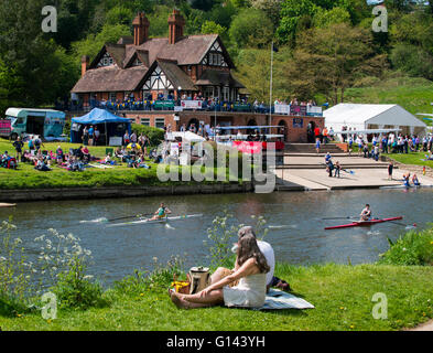 Shrewsbury, Regno Unito. 8 maggio 2016. Le squadre in azione all'annuale Shrewsbury regata sul fiume Severn nello Shropshire, Inghilterra, Regno Unito. Credito: John Hayward/Alamy Live News. Foto Stock