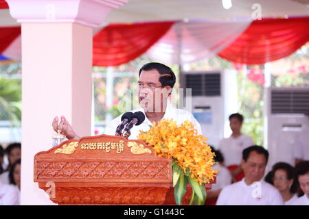 Phnom Penh Cambogia. 8 Maggio, 2016. Primo ministro cambogiano Hun Sen parla durante la celebrazione del 153º anniversario del mondo Cross-Red Red Crescent giorno in Phnom Penh Cambogia, 8 maggio 2016. L'ambasciata cinese in Cambogia domenica donato 10.000 dollari USA in Cambogia la Croce Rossa (CRC). Credito: Sovannara/Xinhua/Alamy Live News Foto Stock