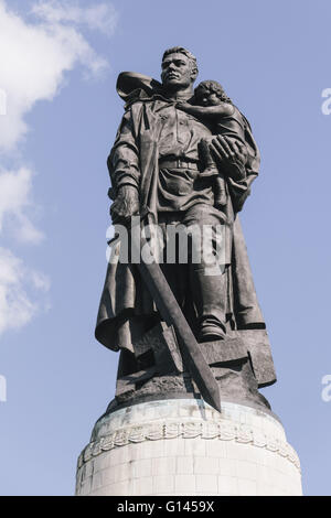 Berlin, Berlin, Germania. 8 Maggio, 2016. Una statua di un soldato sovietico oltre la rottura di una svastica con una spada tenendo un bambino sulla 71th la Giornata della vittoria in guerra sovietica Memorial, un grande memoriale di guerra e il cimitero militare di Berlino di Treptower Park. Credito: Jan Scheunert/ZUMA filo/Alamy Live News Foto Stock