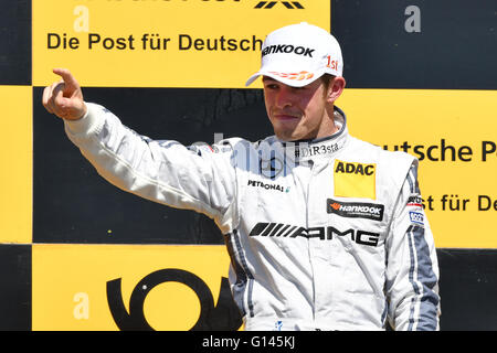 Hockenheim, Germania. 08 Maggio, 2016. Driver britannico Paul di Resta la Mercedes-AMG team HWA celebra la vittoria nella seconda gara del German Touring Car Masters (DTM) di Hockenheim, in Germania, 08 maggio 2016. Foto: UWE ANSPACH/dpa/Alamy Live News Foto Stock