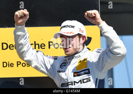 Hockenheim, Germania. 08 Maggio, 2016. Driver britannico Paul di Resta la Mercedes-AMG team HWA celebra la vittoria nella seconda gara del German Touring Car Masters (DTM) di Hockenheim, in Germania, 08 maggio 2016. Foto: UWE ANSPACH/dpa/Alamy Live News Foto Stock