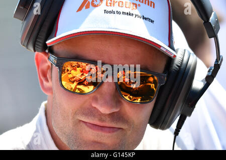 Hockenheim, Germania. 08 Maggio, 2016. Driver britannico Jamie Green indossando occhiali da sole e auricolari in corrispondenza della pista da corsa prima della seconda gara del German Touring Car Masters (DTM) di Hockenheim, in Germania, 08 maggio 2016. Foto: UWE ANSPACH/dpa/Alamy Live News Foto Stock