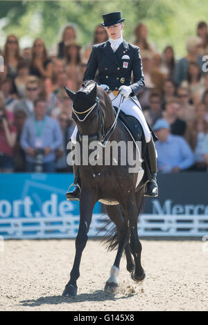 Amburgo, Germania. 08 Maggio, 2016. La principessa Nathalie di Sayn-Wittgenstein-Berleburg della Danimarca e il cavallo Fabienne in azione durante la 58th German Dressage Derby al German Show Jumping e Dressage Derby in Klein Flottbek ad Amburgo, Germania, 08 maggio 2016. Foto: LUKAS SCHULZE/dpa/Alamy Live News Foto Stock