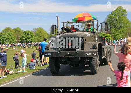 Unità motrice US Army Kaiser M52A2 (1957). Domenica delle castagne, 8 maggio 2016. Bushy Park, Hampton Court, London Borough of Richmond, Inghilterra, Gran Bretagna, Regno Unito, Regno Unito, Regno Unito, Europa. Sfilata di veicoli d'epoca e classici e mostre con attrazioni della zona fieristica e rievocazioni militari. Credito: Ian Bottle / Alamy Live News Foto Stock