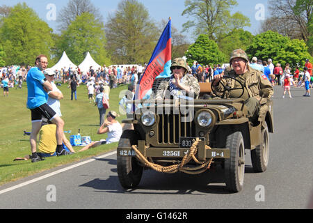 US Army Willys MB Jeep (1942). Domenica delle castagne, 8 maggio 2016. Bushy Park, Hampton Court, London Borough of Richmond, Inghilterra, Gran Bretagna, Regno Unito, Regno Unito, Regno Unito, Europa. Sfilata di veicoli d'epoca e classici e mostre con attrazioni della zona fieristica e rievocazioni militari. Credito: Ian Bottle / Alamy Live News Foto Stock