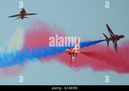 Il Premiere Airshow di Shuttleworth ha incluso il debutto pubblico nel 2016 del team Red Arrows della RAF Foto Stock