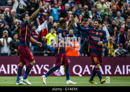 Barcellona, in Catalogna, Spagna. 8 Maggio, 2016. FC Barcelona avanti SUAREZ celebra il punteggio con i tuoi compagni di squadra durante il BBVA league contro l RCD Espanyol allo stadio Camp Nou a Barcellona Credito: Matthias Oesterle/ZUMA filo/Alamy Live News Foto Stock