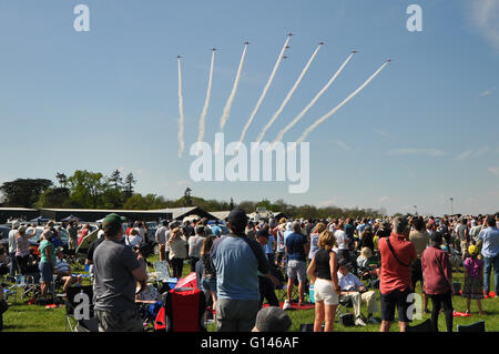 Il Premiere Airshow di Shuttleworth ha incluso il debutto pubblico nel 2016 della squadra di visualizzazione Red Arrows della RAF che arriva oltre la folla Foto Stock