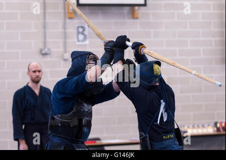 Londra, Regno Unito. 8 maggio 2016. I partecipanti prendono parte al nono anno del London Cup goodwill kendo torneo a Londra Scuola nautica, Blackfriars. Si sviluppa su due giornate, concorrenti internazionali vengono a caso per celebrare l'arte marziale di Kendo. Credito: Stephen Chung / Alamy Live News Foto Stock