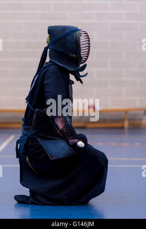 Londra, Regno Unito. 8 maggio 2016. Un concorrente si prepara per la loro lotta. I partecipanti prendono parte al nono anno del London Cup goodwill kendo torneo a Londra Scuola nautica, Blackfriars. Si sviluppa su due giornate, concorrenti internazionali vengono a caso per celebrare l'arte marziale di Kendo. Credito: Stephen Chung / Alamy Live News Foto Stock