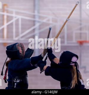 Londra, Regno Unito. 8 maggio 2016. I concorrenti nella finale delle donne. I partecipanti prendono parte al nono anno del London Cup goodwill kendo torneo a Londra Scuola nautica, Blackfriars. Si sviluppa su due giornate, concorrenti internazionali vengono a caso per celebrare l'arte marziale di Kendo. Credito: Stephen Chung / Alamy Live News Foto Stock