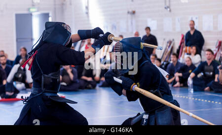 Londra, Regno Unito. 8 maggio 2016. I concorrenti negli uomini finale. I partecipanti prendono parte al nono anno del London Cup goodwill kendo torneo a Londra Scuola nautica, Blackfriars. Si sviluppa su due giornate, concorrenti internazionali vengono a caso per celebrare l'arte marziale di Kendo. Credito: Stephen Chung / Alamy Live News Foto Stock