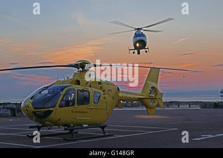 Batteria Auto Park, Morecambe, Lancashire, Regno Unito, 8 maggio 2016, il nord-ovest Air Ambulance elicotteri Airbus CE-135 e Grande Nord Air Ambulance elicotteri Airbus Dauphane elicotteri, ha risposto a un intervento di emergenza in Morecambe la domenica sera con i due elicotteri sbarco nella batteria Auto Park Situato sul lungomare di elicotteri squadre mediche lungo con personale paramedico da Nord Ovest Amulance servizio trasferito la vittima a batteria Auto Park, in ambulanza fro evacuazione mediante il grande Nord Air Ambulance Services elicottero. Credito: David Billinge/Alamy Live News Foto Stock