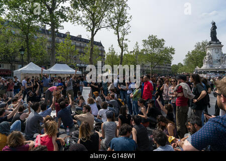 Parigi, Francia. 8 maggio 2016. Le persone si radunano ogni notte a Place de la République poiché il 31 marzo al dibattito sulla società e politica. Credito: David Bertho / Alamy Live News Foto Stock