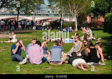 Londra, Regno Unito. 8 maggio 2016. Quando la temperatura aumenta a 25C nella capitale, i Londinesi gregge alla banca del sud per godersi il sole su il giorno più caldo dell'anno finora. Credito: Stephen Chung/Alamy Live News Foto Stock