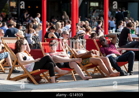 Londra, Regno Unito. 8 maggio 2016. Quando la temperatura aumenta a 25C nella capitale, i Londinesi gregge alla banca del sud per godersi il sole su il giorno più caldo dell'anno finora. Credito: Stephen Chung/Alamy Live News Foto Stock