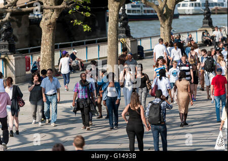 Londra, Regno Unito. 8 maggio 2016. Quando la temperatura aumenta a 25C nella capitale, i Londinesi gregge alla banca del sud per godersi il sole su il giorno più caldo dell'anno finora. Credito: Stephen Chung/Alamy Live News Foto Stock