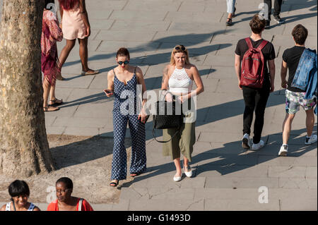 Londra, Regno Unito. 8 maggio 2016. Quando la temperatura aumenta a 25C nella capitale, i Londinesi gregge alla banca del sud per godersi il sole su il giorno più caldo dell'anno finora. Credito: Stephen Chung/Alamy Live News Foto Stock