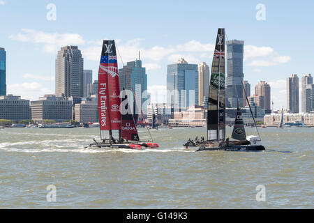 Emirates Nuova Zelanda e Land Rover BAR GB squadre che attraversano la linea di finitura del 2016 Coppa America World Series sul fiume Hudson in New York. Foto Stock