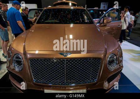 Londra, Regno Unito. 8 maggio 2016. Un recentemente lanciato Bentley SUV Bentayga sul display. Il giorno finale del Motor Show di Londra ha luogo in Battersea Park. Oltre 30.000 visitatori sono attesi per avere visitato durante i tre giorni di questo spettacolo inaugurale. Credito: Stephen Chung / Alamy Live News Foto Stock