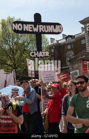 Londra, Regno Unito. 08 maggio 2016. Gli attivisti e gli attivisti si riuniscono per protestare contro la politica del governo nei confronti del cambiamento climatico. I partecipanti hanno marciato all'indietro dalla parte superiore di Whitehall per il Dipartimento della Sanità mostrano simbolicamente l'inversione delle azioni del governo su diversi temi come fracking, fonti di energia rinnovabili Combustibili fossili, il trasporto sostenibile. Manifestanti hanno rivolto un appello ad andare avanti anziché indietro sulla politica in materia di clima nel primo anniversario del governo attuale. Wiktor Szymanowicz/Alamy Live News Foto Stock