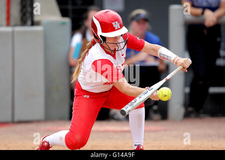 Houston, TX, Stati Uniti d'America. 08 Maggio, 2016. Houston secondo baseman Kaylin Crumpton #25 stabilisce un bunt durante il settimo inning del NCAA softball gioco tra Houston e Memphis da Cougar Softball Stadium di Houston, TX. Immagine di credito: Erik Williams/Cal Sport Media/Alamy Live News Foto Stock