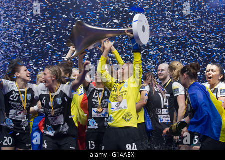 Budapest, Ungheria. 8 Maggio, 2016. Membri della Romania il CSM Bucuresti celebrare la loro vittoria in donne"EHF Champions League quattro la concorrenza nei confronti dell'Ungheria Audi Gyori ETO KC a Budapest Sports Arena di Budapest, Ungheria, 8 maggio 2016. © Attila Volgyi/Xinhua/Alamy Live News Foto Stock