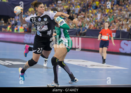 Budapest, Ungheria. 8 Maggio, 2016. La Romania CSM Bucuresti tenta di cliente durante la finale di donne"EHF Champions League quattro la concorrenza nei confronti dell'Ungheria Audi Gyori ETO KC a Budapest Sports Arena di Budapest, Ungheria, 8 maggio 2016. © Attila Volgyi/Xinhua/Alamy Live News Foto Stock