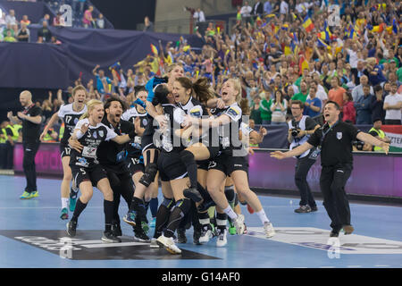 Budapest, Ungheria. 8 Maggio, 2016. Membri della Romania il CSM Bucuresti celebrare la loro vittoria in donne"EHF Champions League quattro la concorrenza nei confronti dell'Ungheria Audi Gyori ETO KC a Budapest Sports Arena di Budapest, Ungheria, 8 maggio 2016. © Attila Volgyi/Xinhua/Alamy Live News Foto Stock